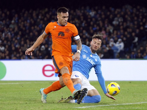 Tin tức thể thao sáng 4-12: Barca hạ Atletico; Inter Milan thắng Napoli- Ảnh 2. Inter Milan (áo cam) chơi hiệu quả hơn Napoli - Ảnh: REUTERS