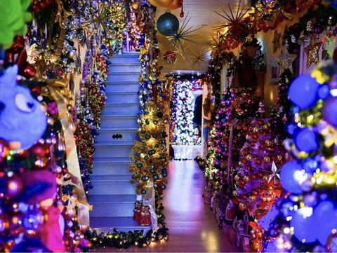 Ngôi nhà được trang trí 555 cây thông Noel của vợ chồng người Đức- Ảnh 2. Lối lên tầng 1 cùng hành lang nhỏ