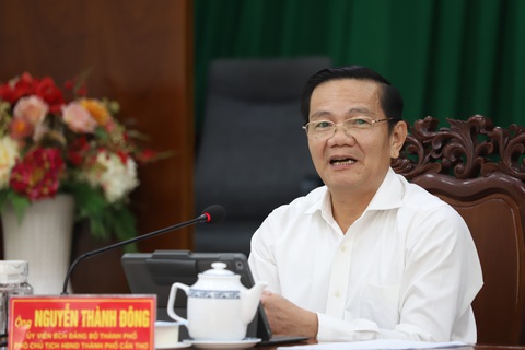 Cần Thơ muốn có 2.000 tỉ đồng từ phát hành trái phiếu để làm công trình trọng điểm- Ảnh 2. Phó chủ tịch HĐND TP Cần Thơ Nguyễn Thành Đông chia sẻ thông tin tại buổi họp báo - Ảnh: CHÍ QUỐC