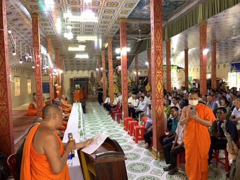 Không được công nhận tu sĩ do vi phạm rất nghiêm trọng giới luật- Ảnh 1. Các sư sãi công bố quyết định kỷ luật và các vi phạm rất nghiêm trọng giới luật của Thạch Chanh Đa Ra cho các phật tử, người dân tại chùa Kỳ Son - Ảnh: N.T.