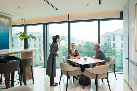 Những 'tinh hoa' của căn hộ hàng hiệu Grand Marina, Saigon- Ảnh 4. Các quản gia Marriott trải qua hơn 250 giờ đào tạo hàng năm để liên tục trau dồi kỹ năng và kiến thức về phong cách sống, sẵn sàng mang đến những trải nghiệm thoải mái và tiện nghi cho cư dân.