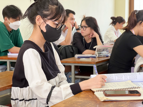 Chuyên gia chia sẻ cách ghi chép bài giảng hiệu quả cho sinh viên- Ảnh 3. Sinh viên chỉ nên ghi những ý quan trọng - Ảnh: HÂN NHIÊN