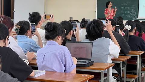 Chuyên gia chia sẻ cách ghi chép bài giảng hiệu quả cho sinh viên- Ảnh 1. Nhiều sinh viên dùng điện thoại chụp lại nội dung bài giảng - Ảnh: THU GIANG