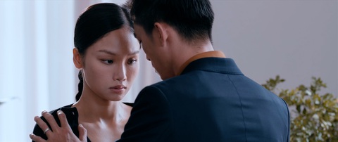 Yêu lại vợ ngầu vẫn hút, xếp trên doanh thu trong ngày của Người vợ cuối cùng- Ảnh 2. Chiếm đoạt do Miu Lê đóng chính có nhiều cảnh