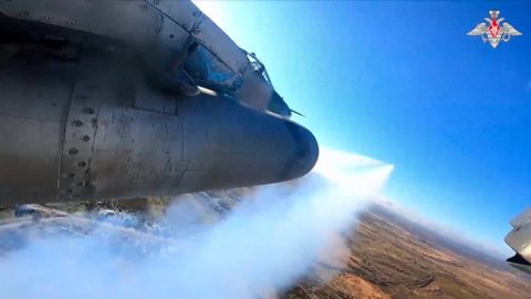 Bộ Quốc phòng Nga đăng video máy bay Su-25 tấn công Ukraine- Ảnh 1. Máy bay Su-25 của Nga phóng tên lửa vào các vị trí của Ukraine - Ảnh: BỘ QUỐC PHÒNG NGA