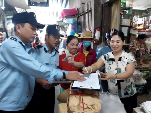 Chợ miền ngược bị cháy, tiểu thương chợ Đông Ba góp tiền chia sẻ khó khăn- Ảnh 1. Bà con tiểu thương chợ Đông Ba (TP Huế) góp tiền chia sẻ với bà con tiểu thương chợ Khe Tre - Ảnh: NHƯ THANH