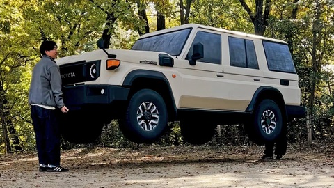 Ảnh 2 người nâng Toyota Land Cruiser gây sốt, sự thực cực dễ hiểu- Ảnh 1. Chiếc Toyota Land Cruiser 70 Series nhìn như thật nhưng nặng chỉ vài cân - Ảnh cắt từ video, nguồn: Toyota