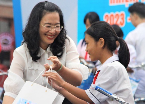 Trao quà và xe đạp cho học sinh khó khăn học giỏi tại ngày hội Ảnh: CÔNG TRIỆU Trao quà và xe đạp cho học sinh khó khăn học giỏi tại ngày hội - Ảnh: CÔNG TRIỆU