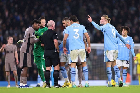 Haaland nổi nóng, quát tháo với trọng tài và cầu thủ Tottenham- Ảnh 3. Haaland liên tục có hành động nóng nảy nhằm về phía ông Simon Hooper - Ảnh: AMA