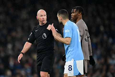Haaland nổi nóng, quát tháo với trọng tài và cầu thủ Tottenham- Ảnh 2. Trọng tài Simon Hooper tạo ra tình huống gây tranh cãi trong những phút bù giờ - Ảnh: GETTY