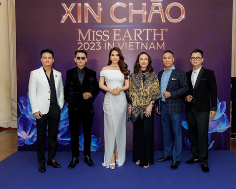 Trương Ngọc Ánh 'bao' cả nhà hát mời thí sinh Miss Earth xem À ố show- Ảnh 5. Trương Ngọc Ánh và các giám khảo của giải thưởng “Best in Long Gown”