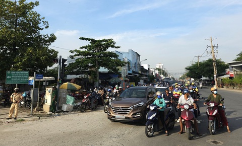 'Nút cổ chai' Lương Định Của: Thủ Đức cần xử lý và quyết toán với công ty?- Ảnh 1. Nút thắt cổ chai đường Lương Định Của thường xuyên có cảnh sát giao thông trực điều tiết vào giờ cao điểm - Ảnh: ÁI NHÂN