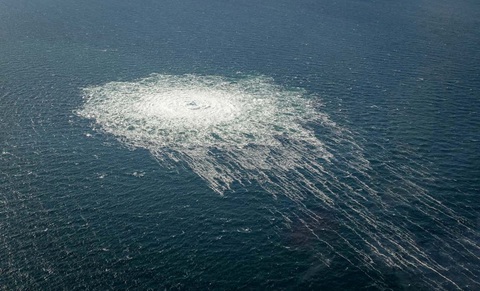 Bong bóng khí từ rò rỉ đường ống Nord Stream 2 trên mặt Biển Baltic gần Bornholm, Đan Mạch, ngày 27-9-2022 - Ảnh: REUTERS Bong bóng khí từ rò rỉ đường ống Nord Stream 2 trên mặt biển Baltic gần Bornholm, Đan Mạch, ngày 27-9-2022 - Ảnh: REUTERS