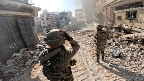 Binh lính Israel hoạt động ở Dải Gaza trong bối cảnh xung đột đang diễn ra giữa Israel và phong trào Hồi giáo Hamas, ngày 4-12 - Ảnh: REUTERS Binh lính Israel hoạt động ở Dải Gaza trong bối cảnh xung đột đang diễn ra giữa Israel và phong trào Hồi giáo Hamas, ngày 4-12 - Ảnh: REUTERS