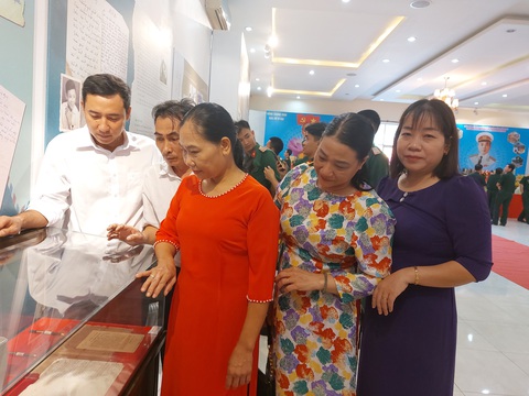 Thân nhân liệt sĩ Trần Quang Đắp xem lại bức thư của liệt sĩ gửi gia đình trong triễn lãm - Ảnh: HOÀNG LÊ Thân nhân liệt sĩ Trần Quang Đắp xem lại bức thư của liệt sĩ gửi gia đình trong triển lãm - Ảnh: HOÀNG LÊ