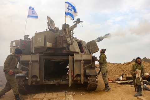 Binh sĩ Israel vận hành hệ thống pháo ven khu vực biên giới với Dải Gaza - Ảnh: AFP Binh sĩ Israel vận hành hệ thống pháo ven khu vực biên giới với Dải Gaza - Ảnh: AFP