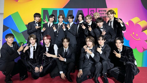 NewJeans bị ban tổ chức MMA 2023 chơi xấu?- Ảnh 2. Bức ảnh chụp chung giữa 3 nhóm SHINee, NCT Dream và RIIZE - Ảnh: Koreaboo