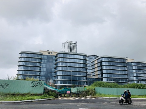 Khu công viên phần mềm gần ngàn tỉ của Đà Nẵng đang nằm im chờ 'cởi trói'- Ảnh 3. Công trình đang tạm dừng thi công