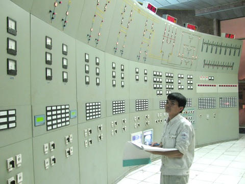 Việt Nam đã vận hành thị trường phát điện cạnh tranh, thị trường bán lẻ điện cạnh tranh vẫn phải chờ. Trong ảnh: tại phòng điều khiển Nhà máy thủy điện Hòa Bình. - Ảnh: THANH HƯƠNG Việt Nam đã vận hành thị trường phát điện cạnh tranh, thị trường bán lẻ điện cạnh tranh vẫn phải chờ. Trong ảnh: tại phòng điều khiển Nhà máy thủy điện Hòa Bình. - Ảnh: THANH HƯƠNG