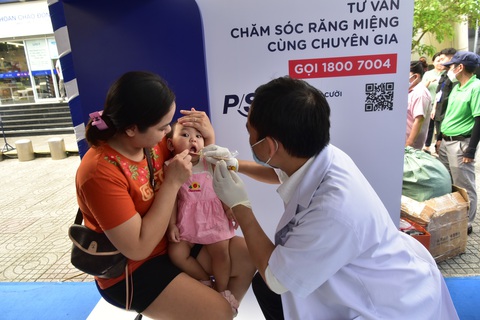 Khám răng miễn phí tại 45 siêu thị trên toàn quốc- Ảnh 1. Người dân đến khám răng tại Lễ phát động chương trình Bảo vệ nụ cười VN ở Co.opmart Quang Trung, Gò Vấp vào ngày 1-12-2023 - Ảnh: T.T.D.
