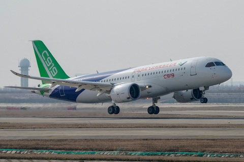 Mẫu C919 thứ 3 đang cất cánh trong chuyến bay thử nghiệm đầu tiên tại sân bay quốc tế Phố Đông Thượng Hải, Trung Quốc vào ngày 28-12-2018 - Ảnh: REUTERS Một mẫu C919 đang cất cánh trong chuyến bay thử nghiệm tại sân bay quốc tế Phố Đông Thượng Hải, Trung Quốc ngày 28-12-2018 - Ảnh: REUTERS