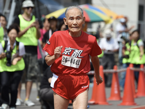 Ông Hidekichi Miyazaki Ông Hidekichi Miyazaki (đã mất vào năm 2019, thọ 109 tuổi) tham gia cuộc thi chạy 100m ở Kyoto vào năm 2015 - Ảnh: AFP