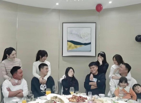 Ảnh vui 5-12: Cây thông Noel di động phát ra tiếng sủa cực chill- Ảnh 2. Tình hình chung mỗi dịp họp mặt.
