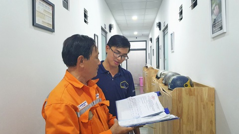TP.HCM có hơn 1,5 triệu người thuê trọ được dùng điện đúng giá- Ảnh 1. Ngành điện TP.HCM luôn phấn đấu để người lao động, sinh viên được sử dụng điện đúng giá - Ảnh: EVNHCMC