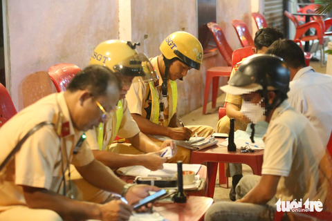 CSGT lập biên bản các trường hợp vi phạm nồng độ cồn - Ảnh: MINH HÒA Cảnh sát giao thông lập biên bản các trường hợp vi phạm - Ảnh: MINH HÒA