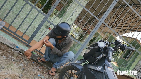 Nghĩa trang Bình Hưng Hòa giờ thành điểm hút chích ma túy giữa ban ngày- Ảnh 5. Chiều 4-12, nam thanh niên dừng xe máy cạnh khu mộ trong nghĩa trang Bình Hưng Hòa rồi chích ma túy - Ảnh: MINH HÒA
