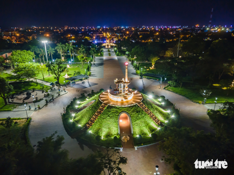 Thiếu tiền, đèn trang trí 60 tỉ cầu Hiền Lương, Thành cổ Quảng Trị giảm dần giờ chiếu sáng- Ảnh 2. Chi phí để chiếu sáng 12 tiếng/đêm ở 2 di tích lên đến 644 triệu đồng/năm - Ảnh: HOÀNG TÁO