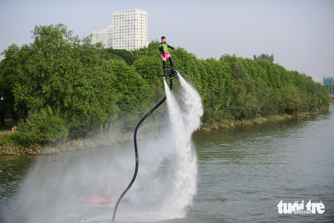 TP.HCM giới thiệu sản phẩm du lịch đường thủy mới- Ảnh 1. Chương trình biểu diễn nghệ thuật dưới nước sáng 5-12 - Ảnh: QUANG ĐỊNH