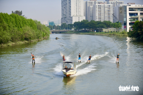 TP.HCM giới thiệu sản phẩm du lịch đường thủy mới- Ảnh 2. Biểu diễn trên hồ Bán Nguyệt làm sôi động không gian trên mặt nước - Ảnh: QUANG ĐỊNH
