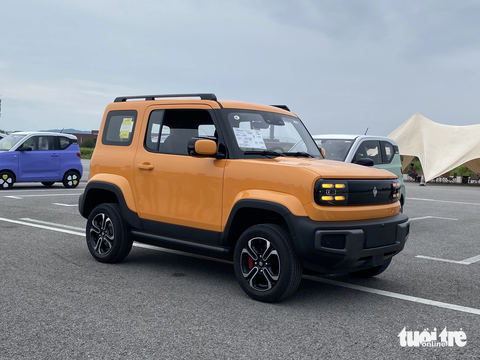 Đánh giá nhanh Baojun Yep sắp bán ở Việt Nam: Ngoại hình giống VF 3, đỗ xe không cần người lái- Ảnh 1. Baojun Yep tại đường chạy thử bên trong nhà máy liên doanh SGMW - Ảnh: BẢO LÂM