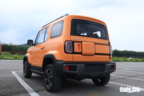 Đánh giá nhanh Baojun Yep sắp bán ở Việt Nam: Ngoại hình giống VF 3, đỗ xe không cần người lái- Ảnh 4. Phần đuôi của Baojun Yep vẫn cho cảm giác hầm hố dù cho không có lốp dự phòng - Ảnh: BẢO LÂM