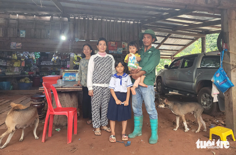 Công nhân Campuchia đến làm cho Công ty TNHH PTCS Đồng Phú Kratie từ năm 2008, hiện đã thành tổ trưởng. Thêm vợ bán tạp hóa từ căn nhà do công ty cấp, anh tích cóp mua thêm được 3ha cao su, 6ha điều và mua ô tô từ ba năm trước - Ảnh: SƠN LÂM Công nhân Campuchia đến làm cho Công ty TNHH PTCS Đồng Phú Kratie từ năm 2008, hiện đã thành tổ trưởng. Thêm vợ bán tạp hóa từ căn nhà do công ty cấp, anh tích cóp mua thêm được 3ha cao su, 6ha điều và mua ô tô từ ba năm trước - Ảnh: SƠN LÂM