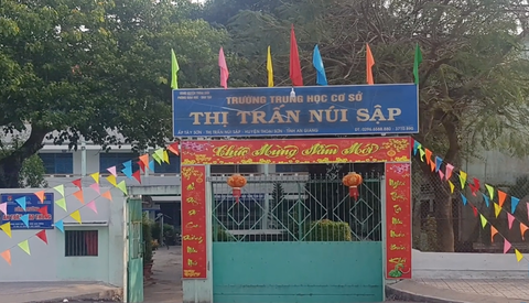 15 học sinh bị ngộ độc sau khi ăn kẹo không rõ nguồn gốc- Ảnh 1. 15 học sinh Trường trung học cơ sở thị trấn Núi Sập bị ngộ độc sau khi ăn kẹo không rõ nguồn gốc - Ảnh: E.X.