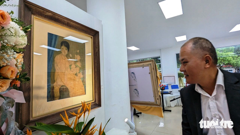 Hàng loạt tranh quý cất kho lần đầu ra mắt công chúng xứ Huế- Ảnh 4. Bức tranh "Thiếu nữ bên hoa sen" của họa sĩ Tôn Thất Đào - Ảnh: NHẬT LINH