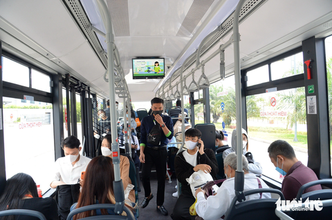 Ảnh: TỰ TRUNG TP.HCM hiện mới triển khai hệ thống thanh toán tự động trên 26 tuyến xe buýt với gần 500 xe - Ảnh: TỰ TRUNG