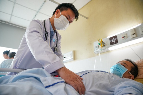 Chương trình tư vấn: Hiểu về các yếu tố nguy cơ và cách phòng ngừa đái tháo đường- Ảnh 2. TS BS. Trần Quang Nam tư vấn điều trị cho người bệnh khám ngoại trú