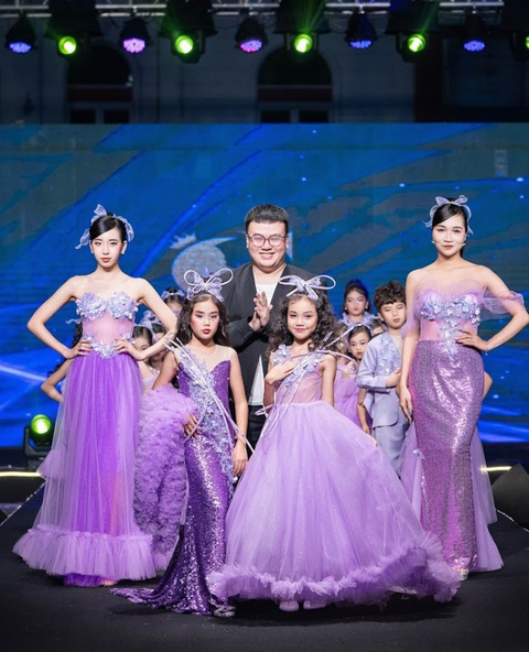 Hoa hậu Đỗ Thị Hà trình diễn váy chế tác từ ni lông- Ảnh 5. Bộ sưu tập tái chế màu tím nổi bật mang tên Violet của thương hiệu Công chúa nhỏ