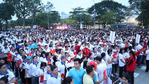 Cần Thơ chưa chi thu nhập tăng thêm cho cán bộ, công chức theo cơ chế đặc thù- Ảnh 1. Cán bộ, công chức, viên chức TP Cần Thơ tham gia một chương trình đi bộ vì người nghèo vừa được tổ chức - Ảnh: NGỌC HÂN