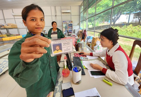 Công nhân dùng thẻ siêu thị của Công ty CPCS Đồng Nai Kratie có thể mua trước tối đa 130 USD - Ảnh: SƠN LÂM Công nhân dùng thẻ siêu thị của Công ty CPCS Đồng Nai Kratie có thể mua trước tối đa 130 USD - Ảnh: SƠN LÂM