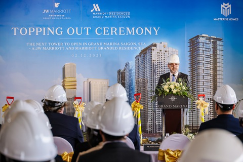 Grand Marina, Saigon cất nóc tòa căn hộ hàng hiệu thứ 2- Ảnh 6. Ông Mahdi Samhouri, phó giám đốc Khối Phát triển dự án kiêm phó giám đốc Khối Thiết kế, Masterise Homes, phát biểu tại sự kiện cất nóc tòa Sea.
