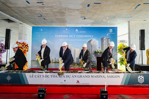 Grand Marina, Saigon cất nóc tòa căn hộ hàng hiệu thứ 2- Ảnh 1. Đại diện Masterise Homes và các đối tác cử hành nghi thức cất nóc tòa Sea - Ảnh: Masterise Homes