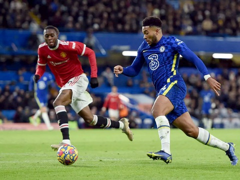 Chelsea (phải) hừng hực khí thế đấu với Man United - Ảnh: REUTERS Chelsea (phải) hừng hực khí thế đấu với Man United - Ảnh: REUTERS