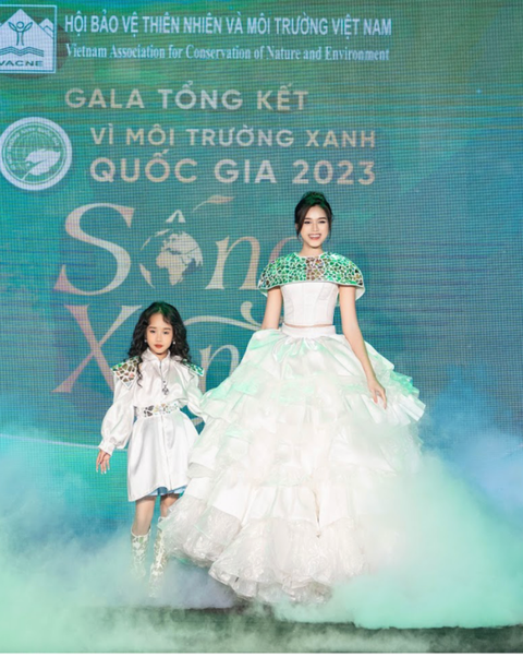 Hoa hậu Đỗ Thị Hà trình diễn váy chế tác từ ni lông- Ảnh 2. Hoa hậu Đỗ Thị Hà trình diễn váy chế tác từ ni lông- Ảnh 2.