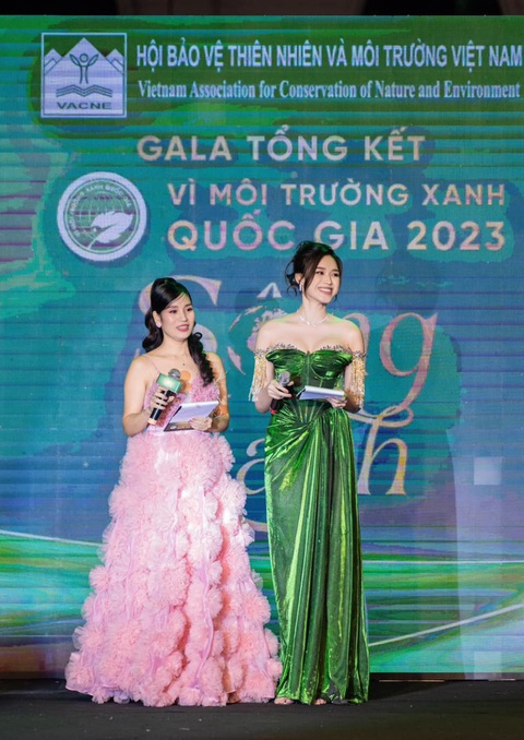 Hoa hậu Đỗ Thị Hà trình diễn váy chế tác từ ni lông- Ảnh 1. Đỗ Thị Hà mặc chiếc váy xanh lá cây nổi bật, đảm nhận vai trò MC tại Gala Sống xanh