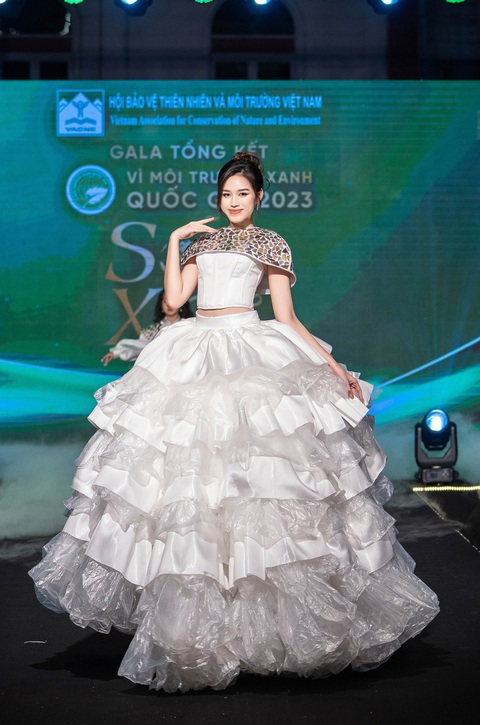 Hoa hậu Đỗ Thị Hà trình diễn váy chế tác từ ni lông- Ảnh 3. Cận cảnh chiếc váy từ chất liệu ni lông và đĩa CD tái chế độc đáo của hoa hậu Đỗ Thị Hà