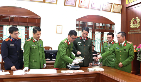 Thưởng nóng vụ bắt thanh niên chở ma túy về xuôi tiêu thụ- Ảnh 2. Đại tá Nguyễn Viết Giang - giám đốc Công an tỉnh - và lực lượng chức năng kiểm tra ma túy thu giữ của Cứ A Hàng - Ảnh: Công an tỉnh Lai Châu